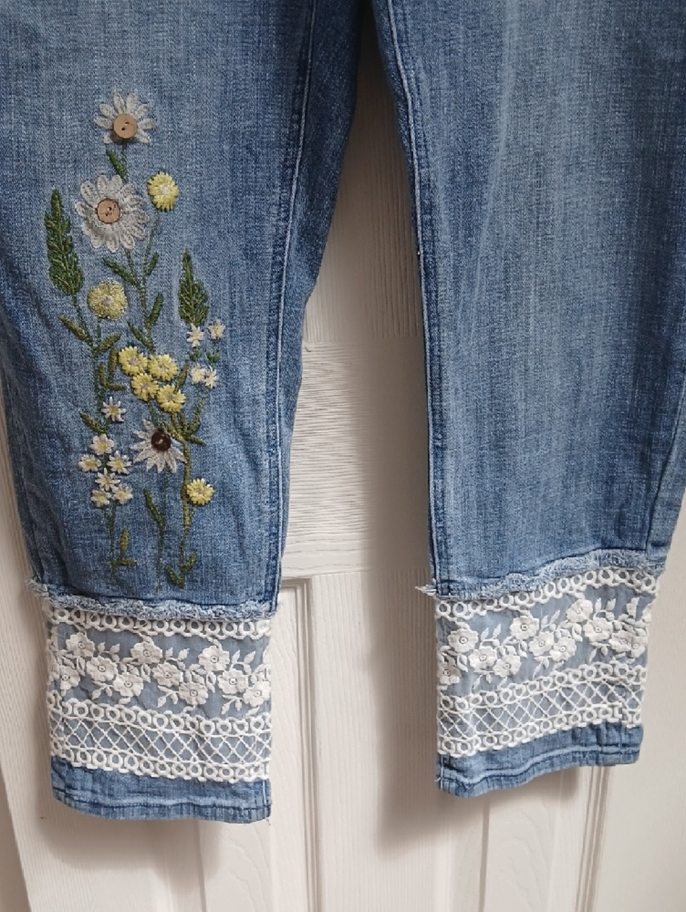 Tru Luxe Embroidered Floral Light Blue Women's Crop Jeans with Lace Trim Size 12 - Picture 3 of 14